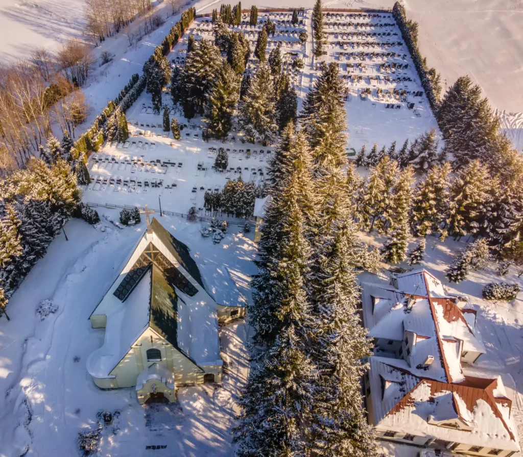 Parafia Narodzenia NMP w Dąbrowicy kościół Parafia Dąbrowica cmentarz parafialny widok z lotu ptaka zima foto główne Grzegorz Ogorzałek