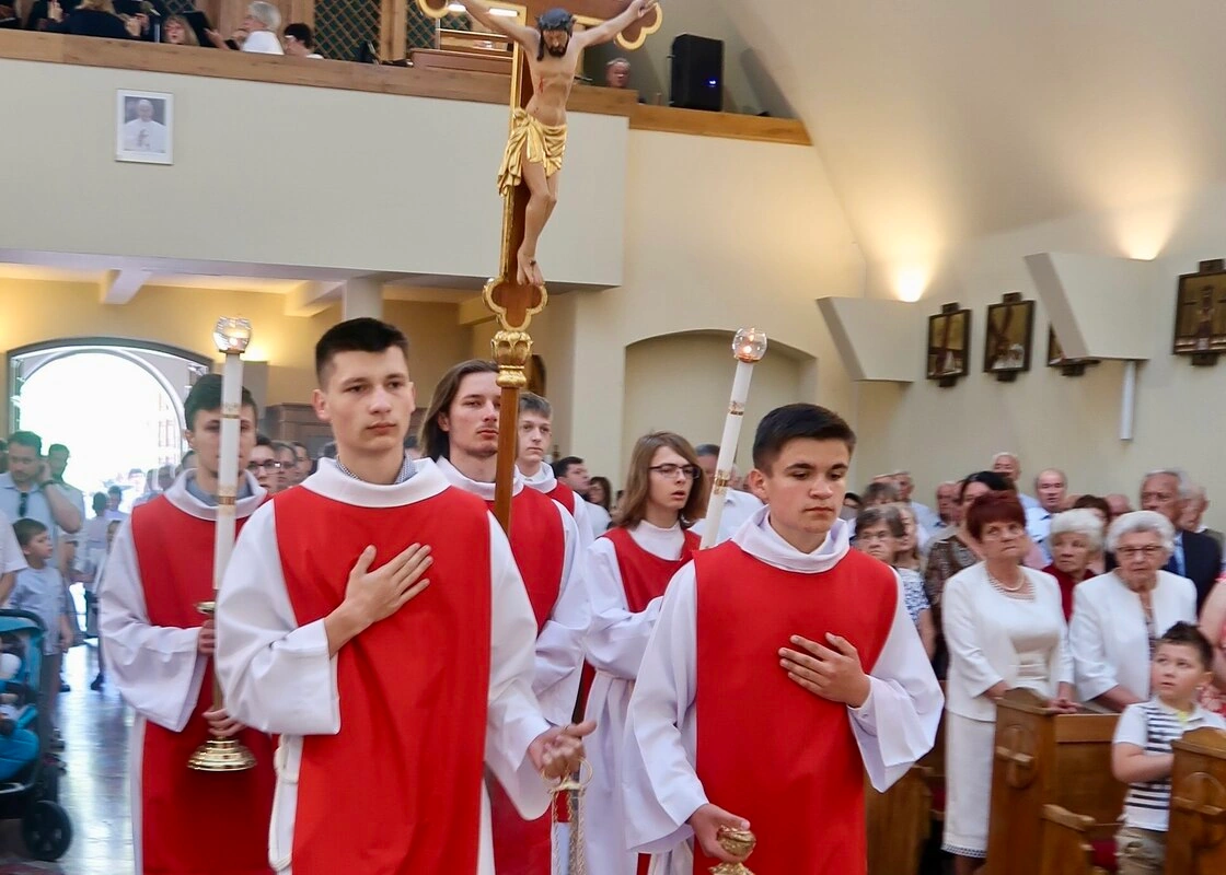 Liturgiczna Służba Ołtarza Parafia Narodzenia NMP w Dąbrowicy Parafia Dąbrowica foto 1