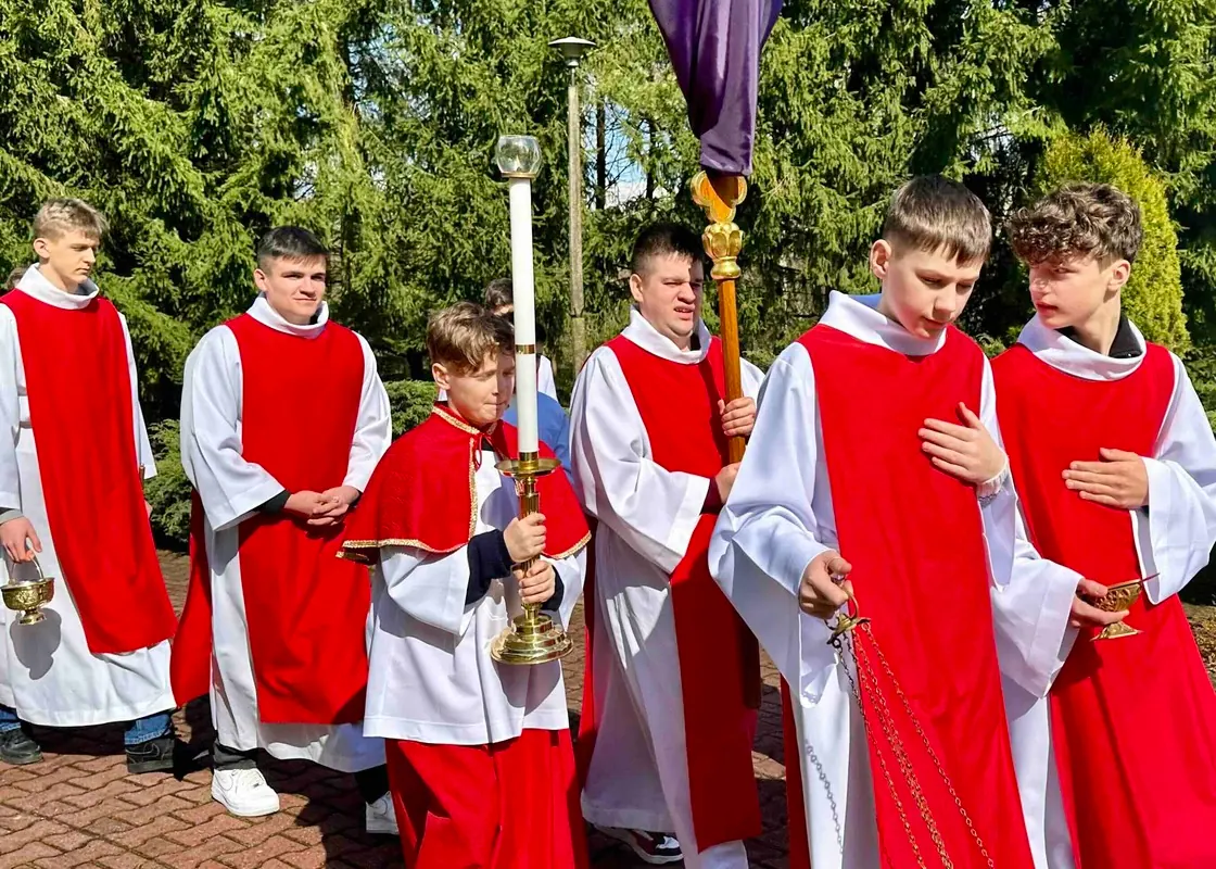 Liturgiczna Służba Ołtarza Parafia Narodzenia NMP w Dąbrowicy Parafia Dąbrowica foto 6