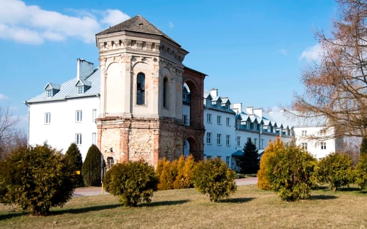 Dom Rekolekcyjny Dom Spotkania Caritas Archidiecezji Lubelskiej foto background Parafia Dąbrowica