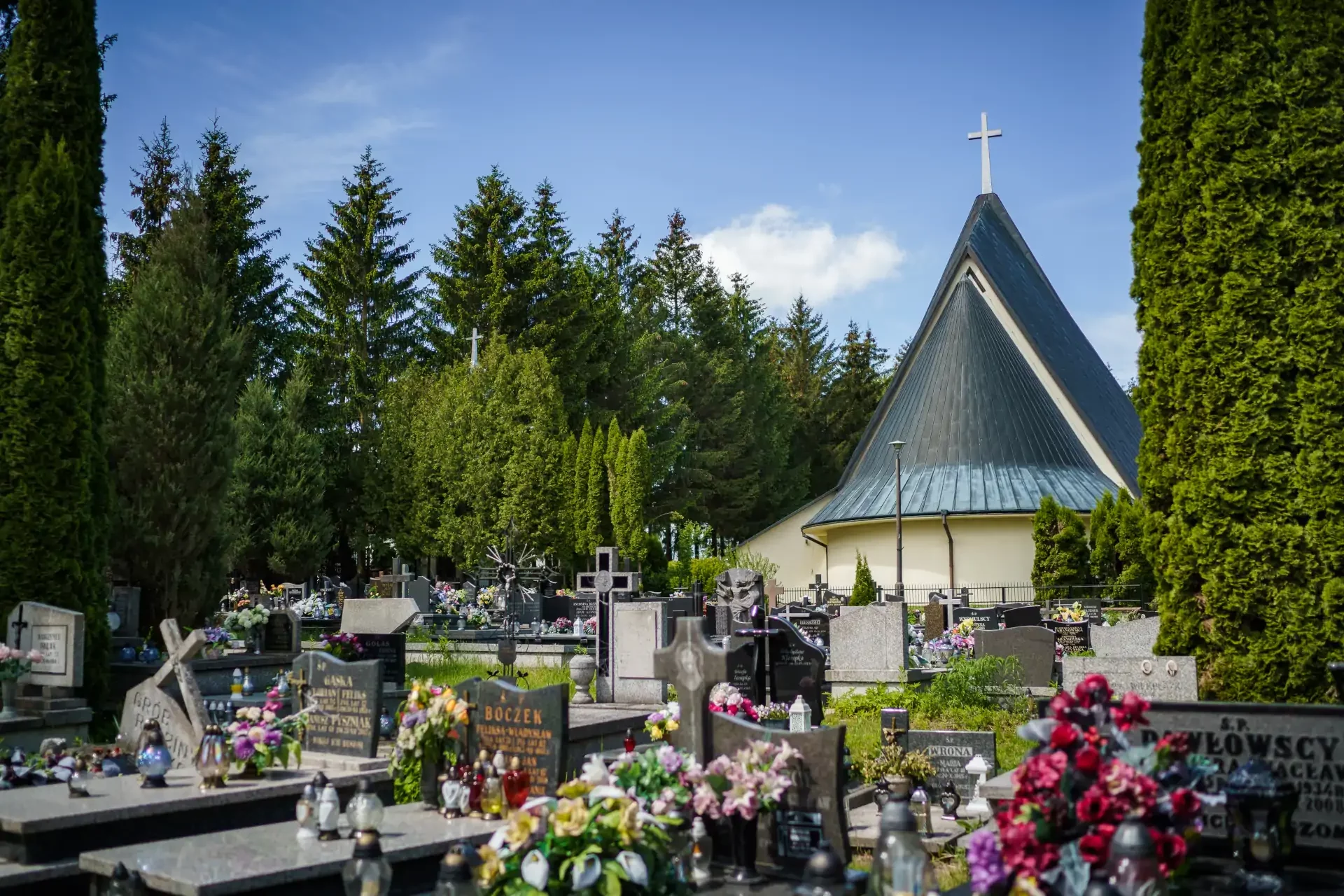 Parafia Narodzenia NMP w Dąbrowicy kościół Parafia Dąbrowica cmentarz parafialny groby nagrobki krzyże foto Jacek Scherer