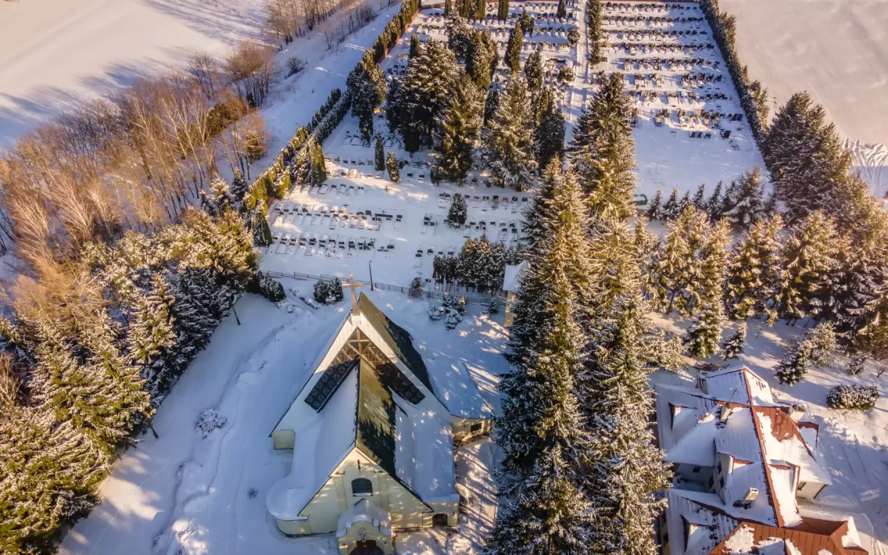 Parafia Narodzenia NMP w Dąbrowicy kościół Parafia Dąbrowica cmentarz parafialny widok z lotu ptaka zima foto Grzegorz Ogorzałek