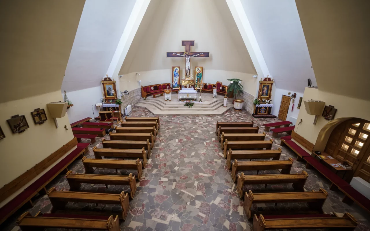 Parafia Narodzenia NMP w Dąbrowicy kościół Parafia Dąbrowica ołtarz krzyż ławki kościelne widok panoramiczny wnętrza kościoła foto Jacek Scherer