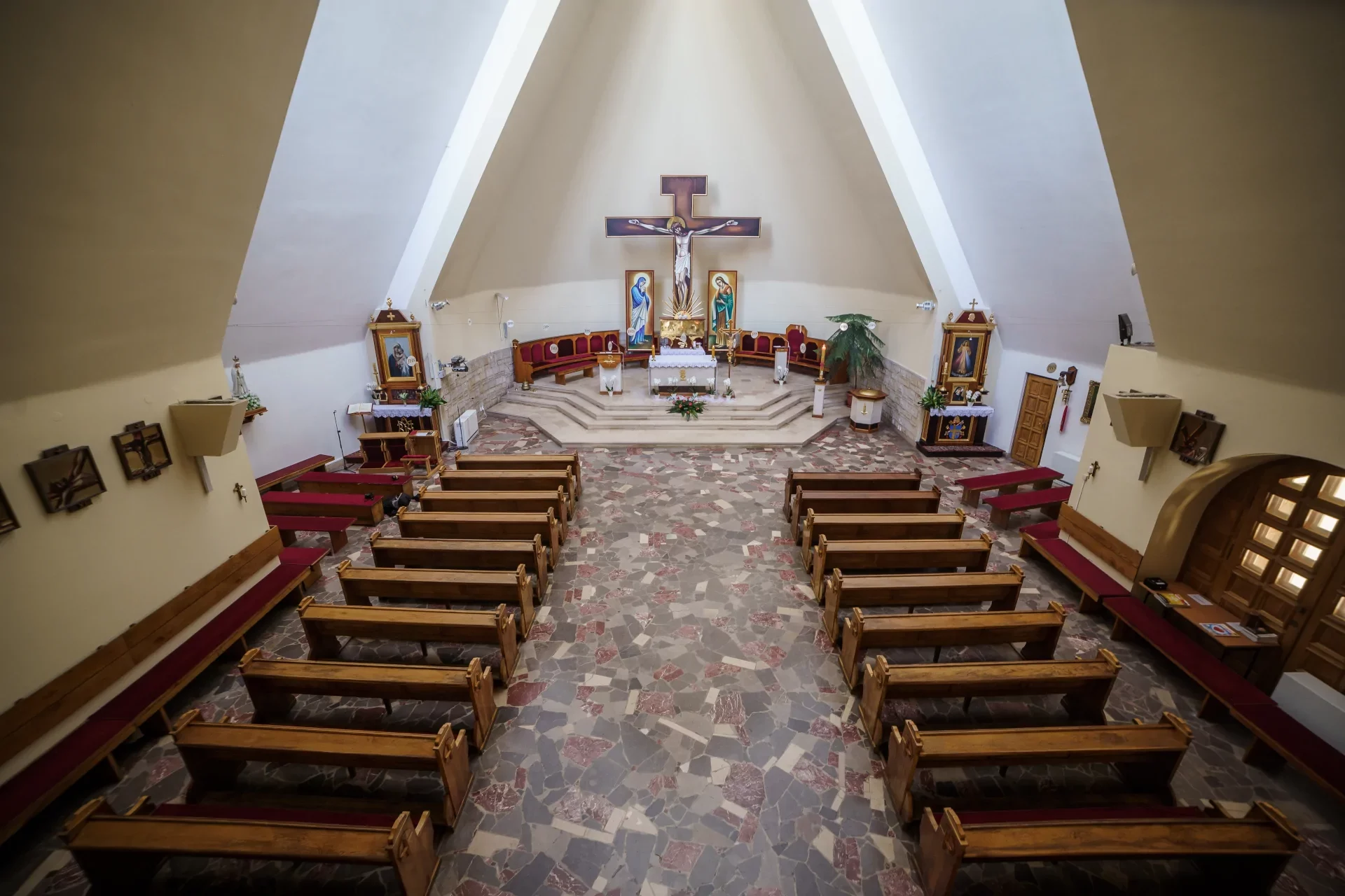 Parafia Narodzenia NMP w Dąbrowicy kościół Parafia Dąbrowica ołtarz krzyż ławki kościelne widok panoramiczny wnętrza kościoła foto Jacek Scherer