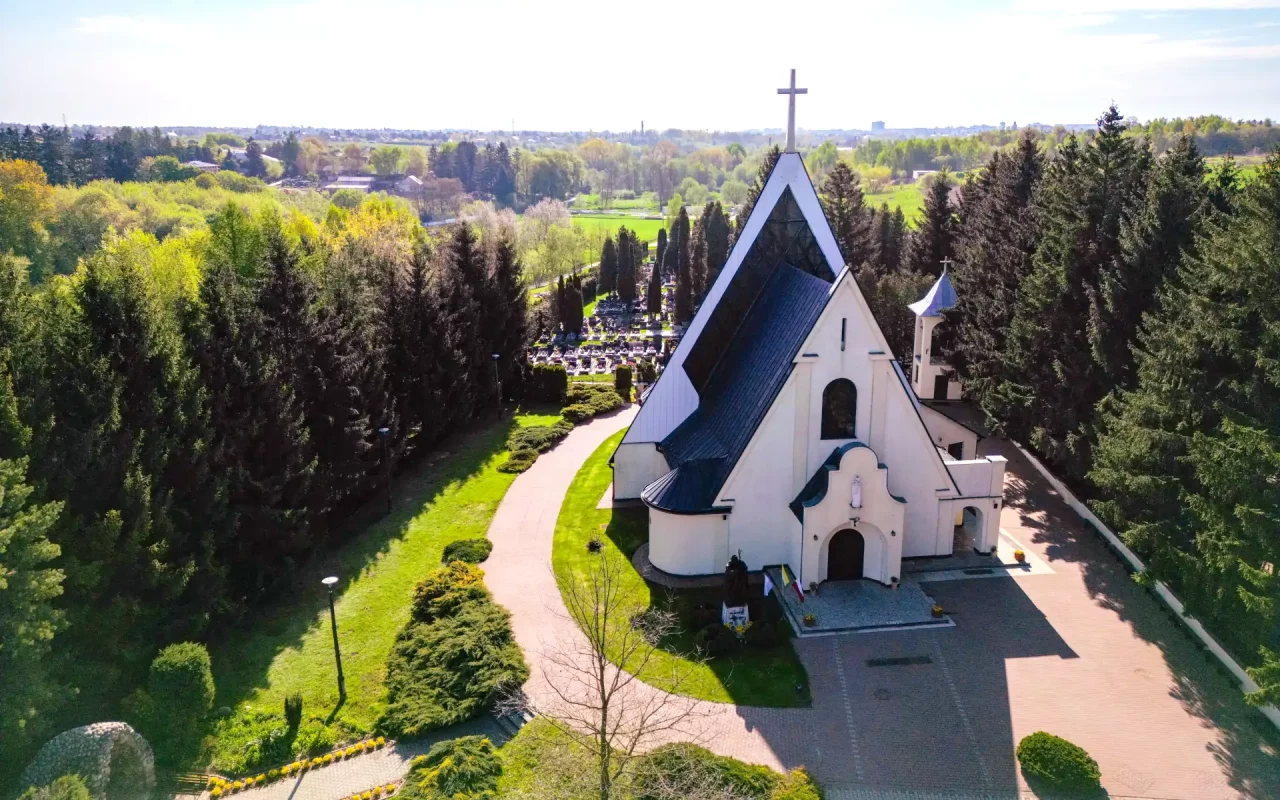 Parafia Narodzenia NMP w Dąbrowicy kościół Parafia Dąbrowica wejście do kościoła tereny zielone lato foto Grzegorz Ogorzałek