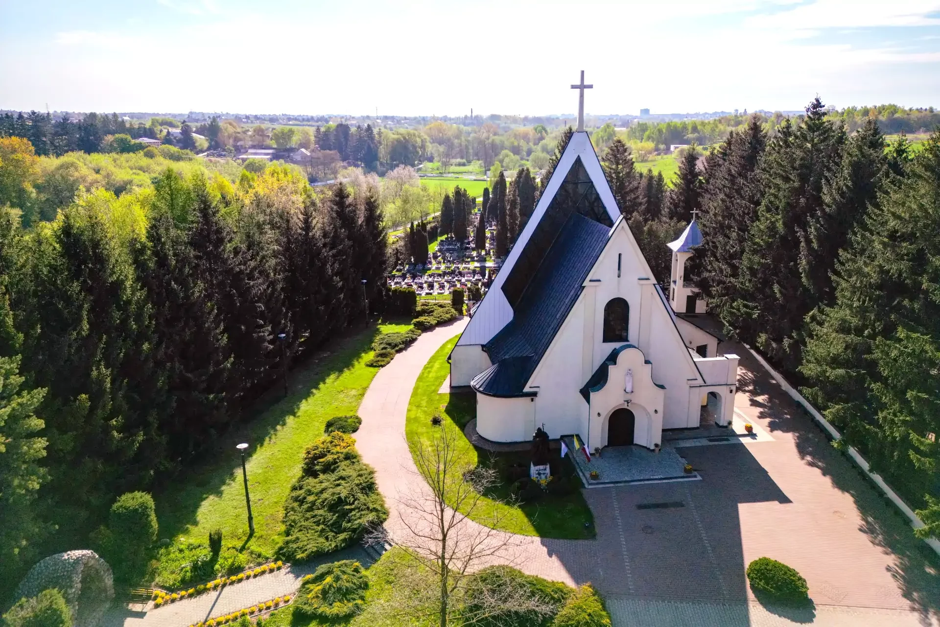 Parafia Narodzenia NMP w Dąbrowicy kościół Parafia Dąbrowica wejście do kościoła tereny zielone lato foto Grzegorz Ogorzałek