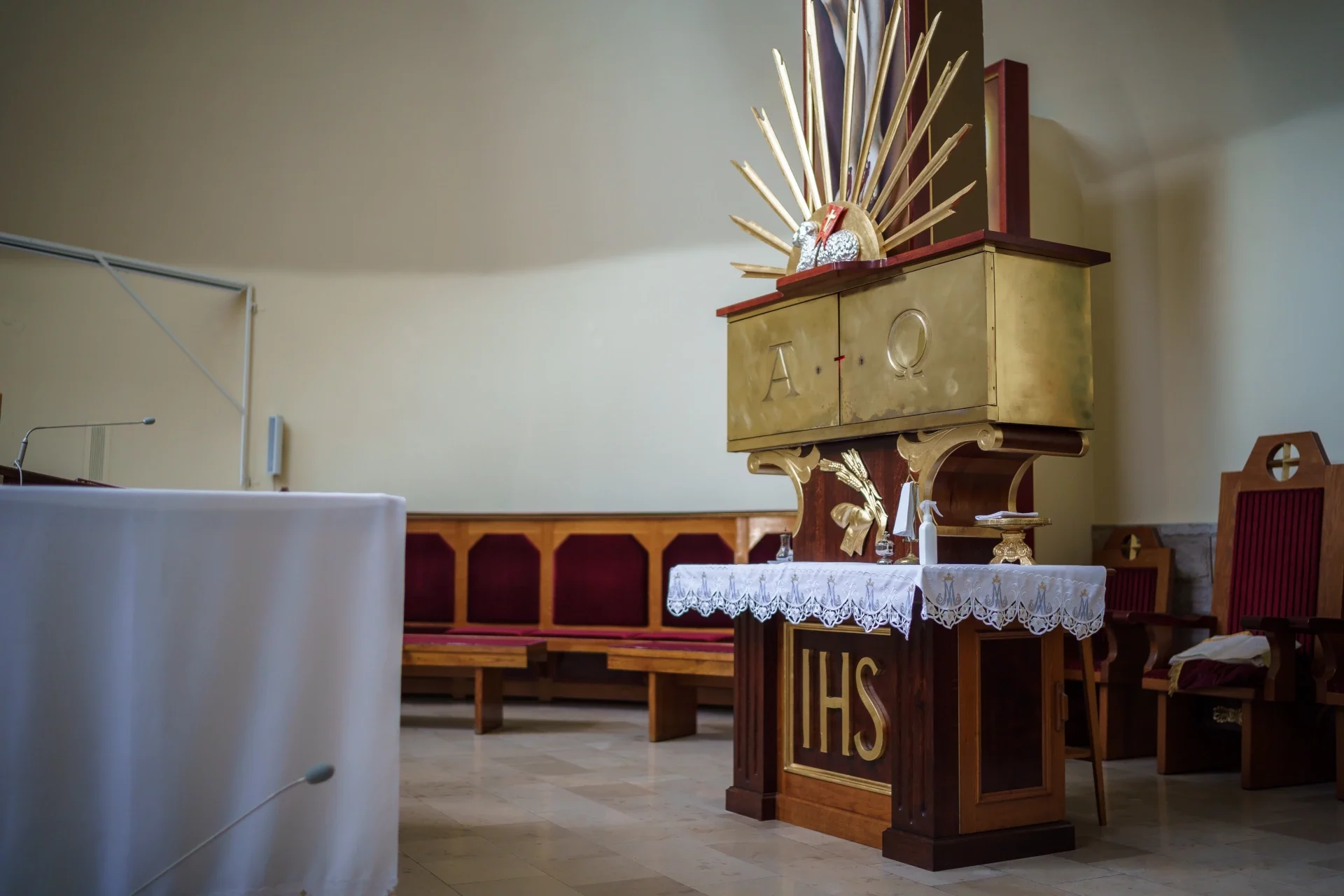 Parafia Narodzenia NMP w Dąbrowicy kościół Parafia Dąbrowica widok wnętrza kościoła ołtarz krzyż tabernakulum foto Jacek Scherer